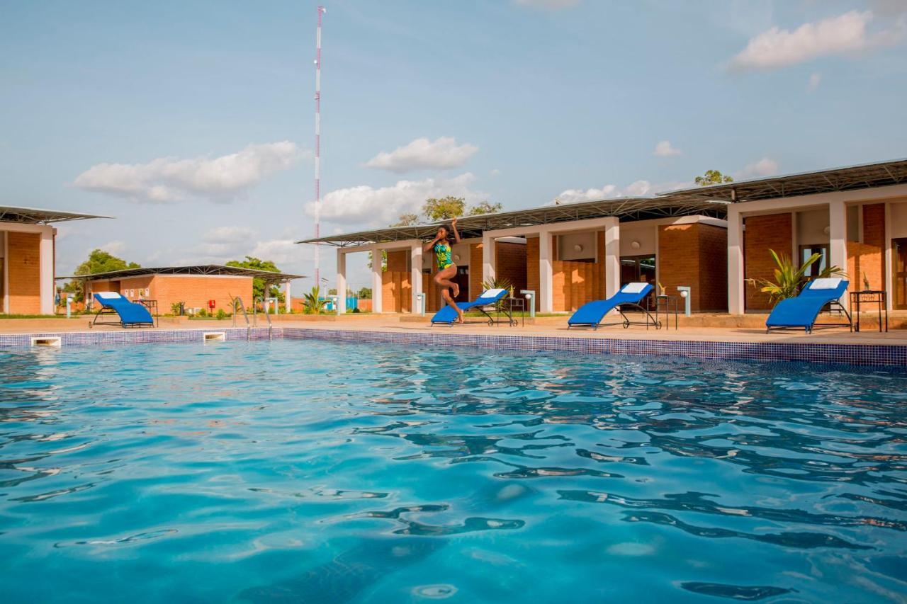 Dunia Hotel Ouagadougou Loumbila エクステリア 写真